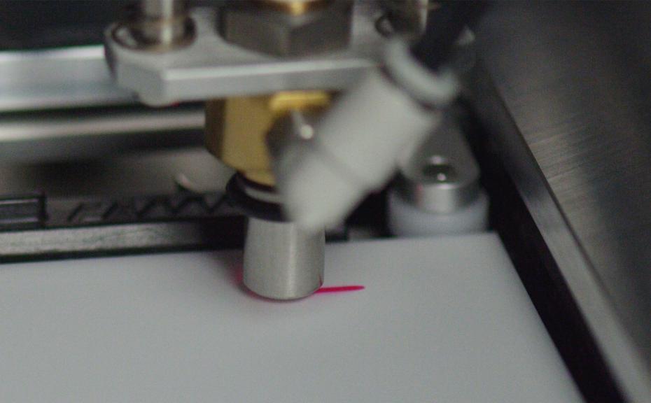 Application of the sample at its laser-controlled optimal position